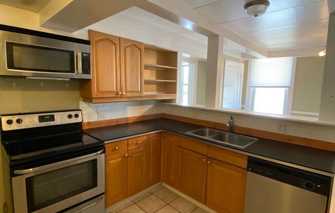 2 beds, 1 bath, $1,150, Unit Top