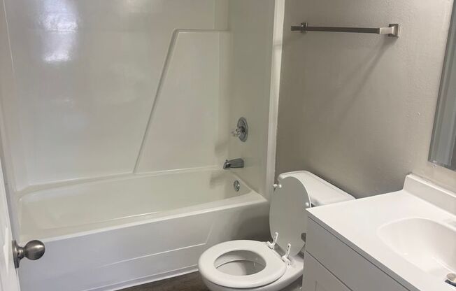 2 beds, 1 bath, $950, Unit 44