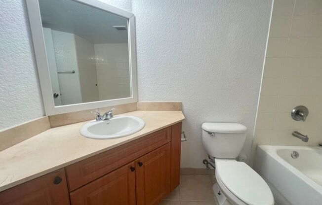 3 beds, 2 baths, 1,079 sqft, $2,600, Unit 13800-206