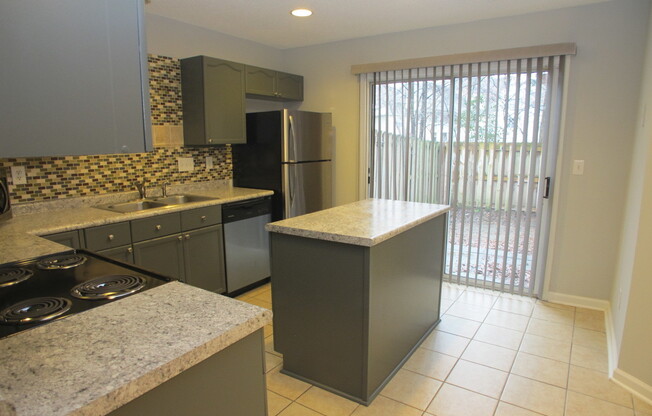 Pristine 2 bedroom, 2.5 bath Townhome located in the Roxborough Community!