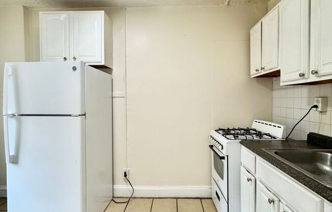 2 beds, 1 bath, $1,250, Unit H6