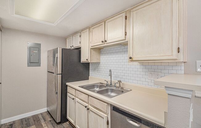 Newly Remodeled 2Bed/2Bath Poolside Apartment in Lowry