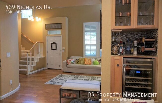 439 NICHOLAS DR