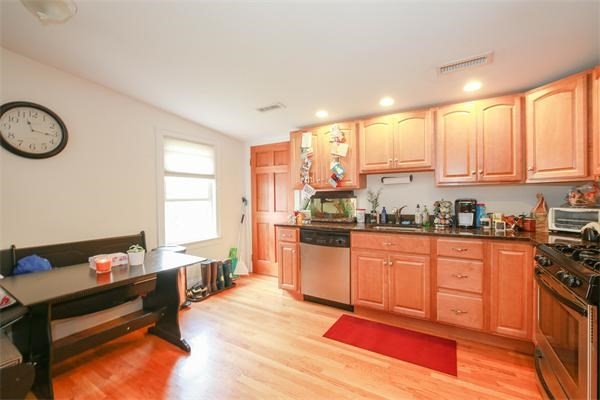 3 beds, 1 bath, 1,390 sqft, $3,100, Unit 2