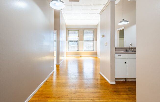 2 beds, 1 bath, 825 sqft, $899, Unit 3819 Jones St #201