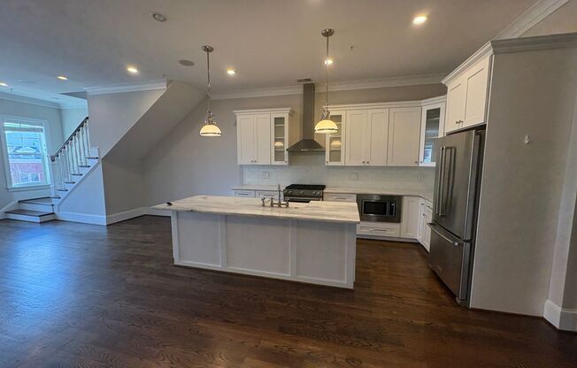 Amazing Top Floor, 2BR, 2BA with Private Rooftop and Garage parking! A Must see!!