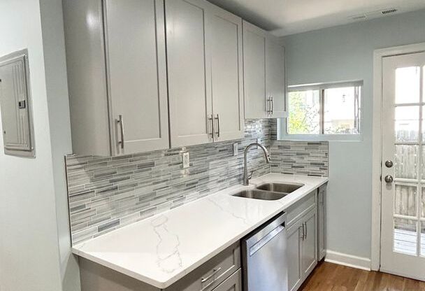 Cozy Remodeled Decatur 1 Bed-1 Bath DUPLEX, Minutes From Emory Clairmont!