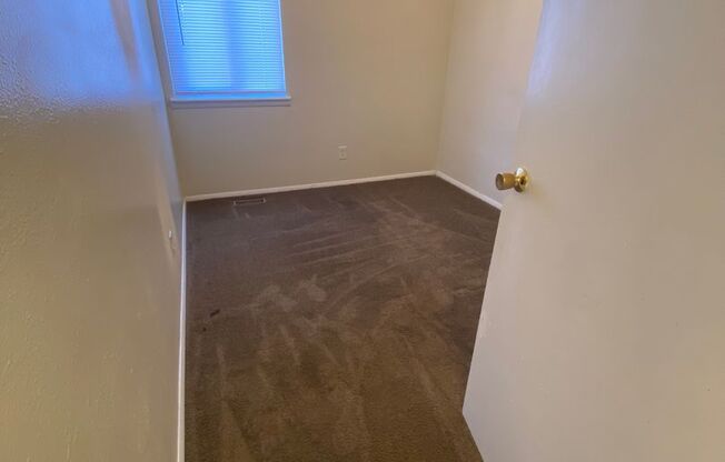 3 beds, 1 bath, 875 sqft, $725, Unit 1312 W. Breckenridge Apt 08