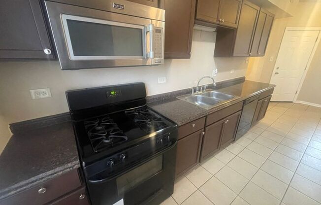 3 beds, 1 bath, $1,200, Unit 7700 #3N