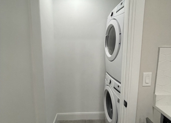 2 beds, 1 bath, 700 sqft, $3,800, Unit 3