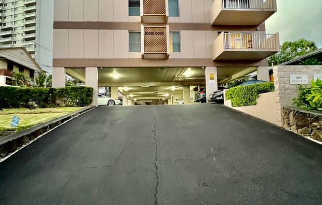 Spacious 1Bed 1Bath 1Parking Stall With Lanai & Den