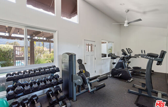 1586 PALISADES DR
