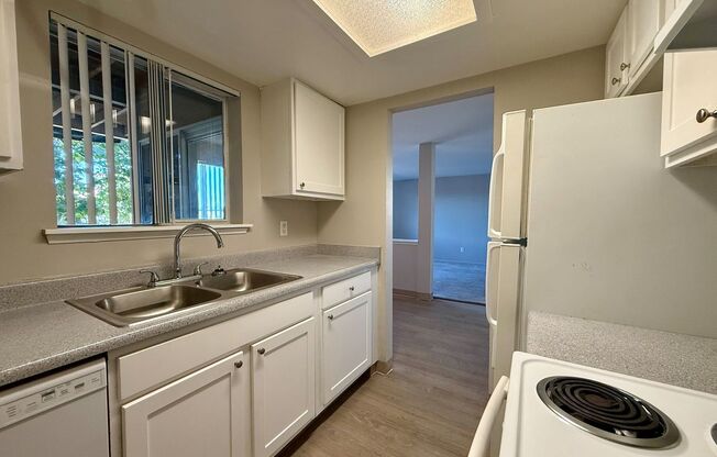 2 beds, 1 bath, 829 sqft, $1,675, Unit 522