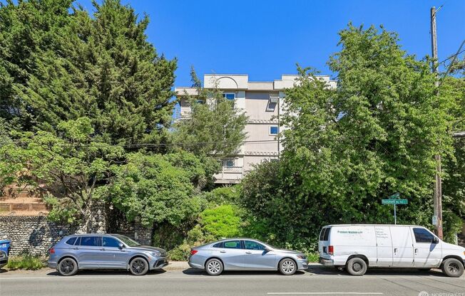 Bright & Spacious 1 Bedroom Roosevelt/UW Condo with Private Deck