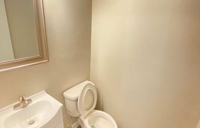 2 beds, 1.5 baths, 832 sqft, $1,100, Unit 827 Oakwood Villa