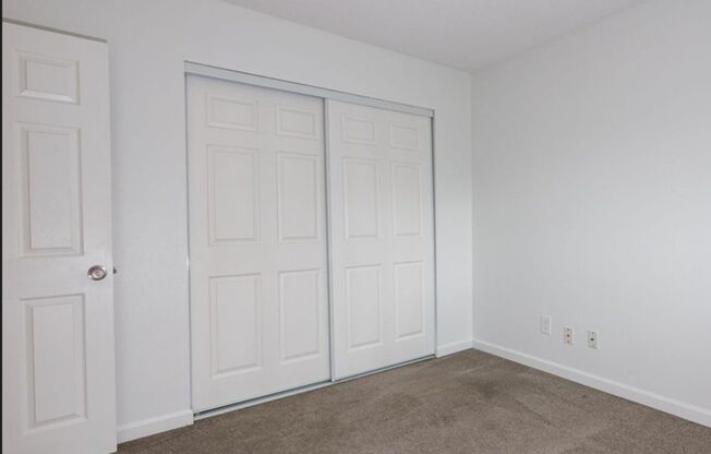 2BR/1.5 Bath Townhouse w/Condo finishes  (/^x^\)  Bring Your Big Dog!