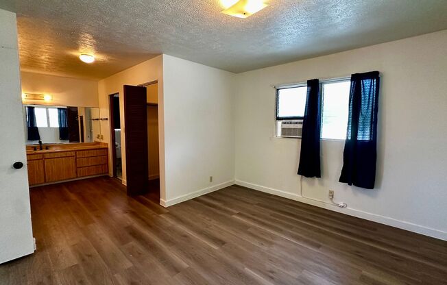 2 beds, 2 baths, $3,400, Unit 3007 Lanikaula St.