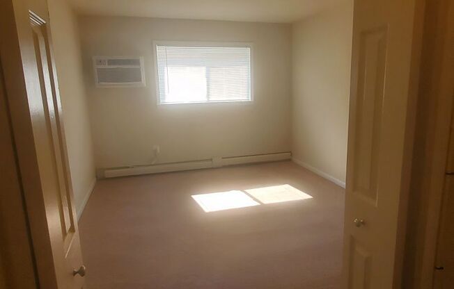 1 bed, 1 bath, 725 sqft, $1,350, Unit A08