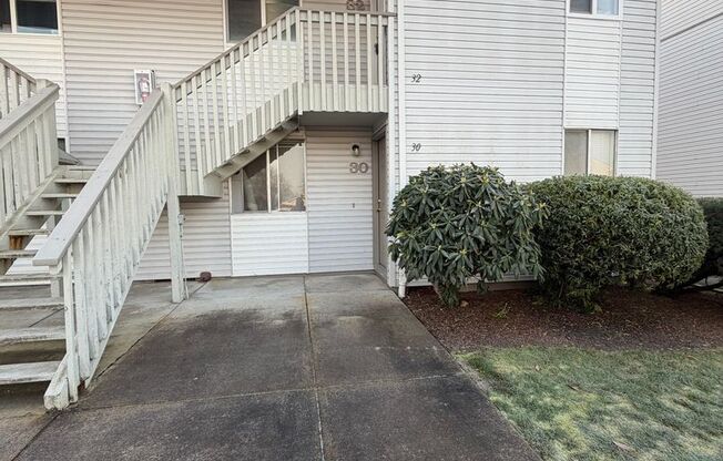 2 beds, 1 bath, 820 sqft, $1,275, Unit 0032