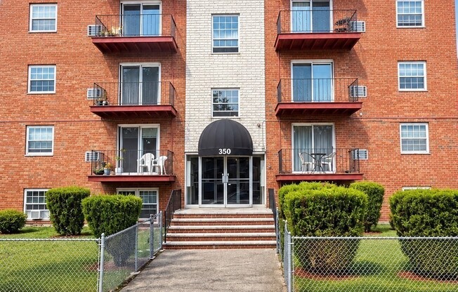 1 bed, 1 bath, 700 sqft, $2,200, Unit 35