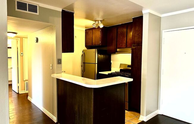 ***MOVE-IN SPECIAL 2 WEEKS FREE RENT***Spacious Renovated 2 bed +2 bath condo in Tarzana