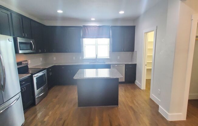 Energy Efficient Urban Townhome w/ Open Floorplan, Gourmet Kitchen, Rooftop Patio, & Exall Park Nearby
