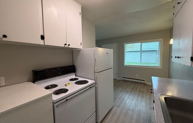 2 beds, 1 bath, 639 sqft, $1,299, Unit 11