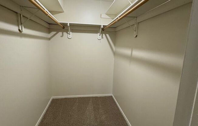 2 beds, 1 bath, 850 sqft, $930, Unit #27