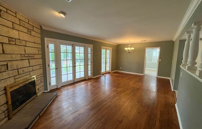 MOVE-IN READY 4+2 w/en-suite + great backyard!