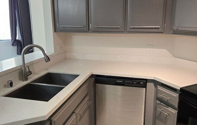 2 beds, 2 baths, 998 sqft, $2,414, Unit 102