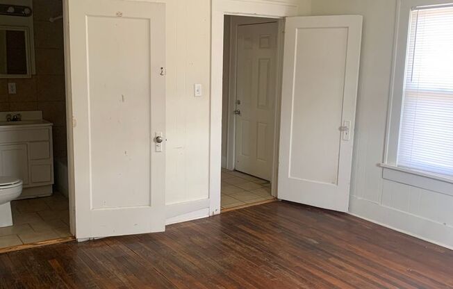 1 bed, 1 bath, 656 sqft, $675, Unit 905 S. Louisiana St. Unit A