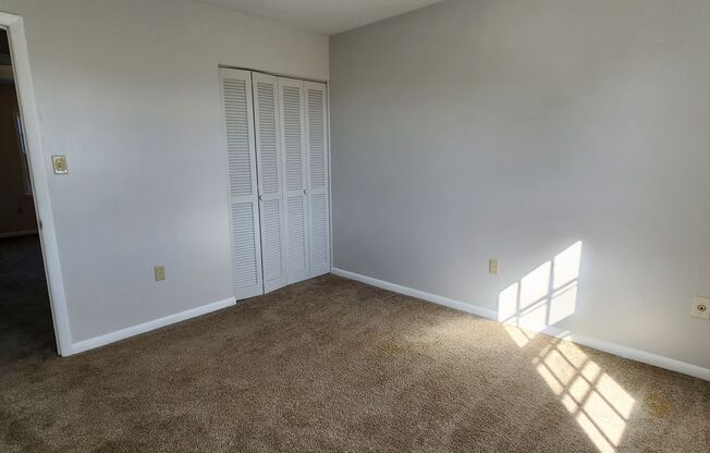 3 beds, 1.5 baths, $1,375, Unit Apt. 09