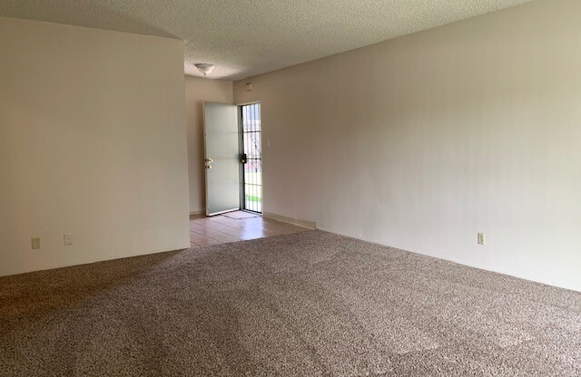 2 beds, 1 bath, 815 sqft, $2,250