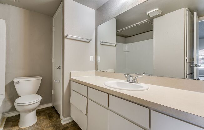 1 bed, 1 bath, 558 sqft, $895, Unit 208 N. Tarrant 5