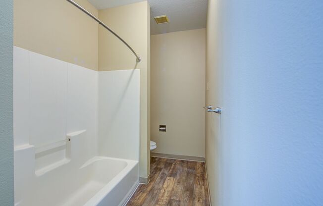 2 beds, 1 bath, 1,000 sqft, $1,900, Unit 244