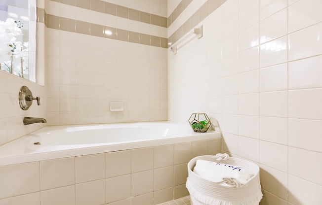 2 beds, 2 baths, 1,100 sqft, $3,285