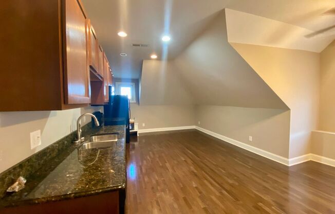 3 beds, 1 bath, 1,094 sqft, $2,250, Unit Unit 5