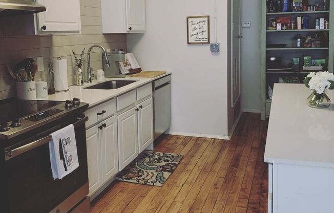 1 bed, 1 bath, 812 sqft, $1,400, Unit 211