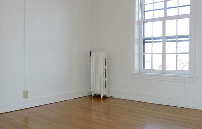 2 beds, 1 bath, 860 sqft, $1,305, Unit 24 - 212