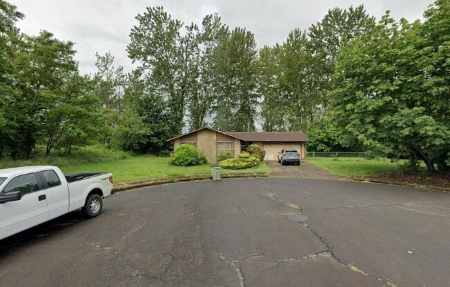 Spacious 3/Bedroom-1/Bathroom Home In NE Eugene