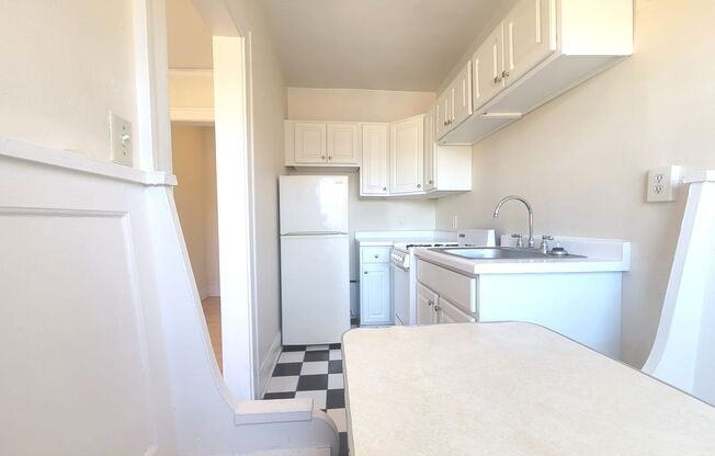 Studio, 1 bath, $895, Unit 39