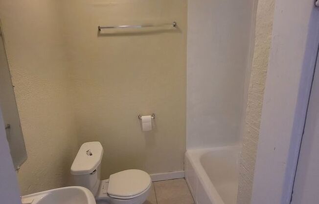 7211 N 10 ST