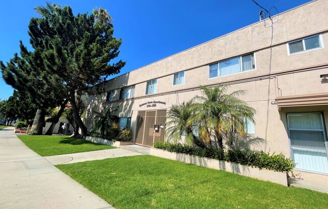 2 beds, 1 bath, 702 sqft, $2,350, Unit B09