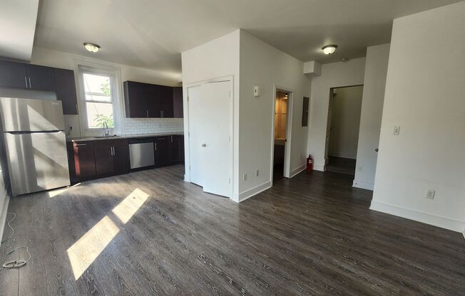 2 beds, 1 bath, 677 sqft, $1,300, Unit 2843 Unit 2R