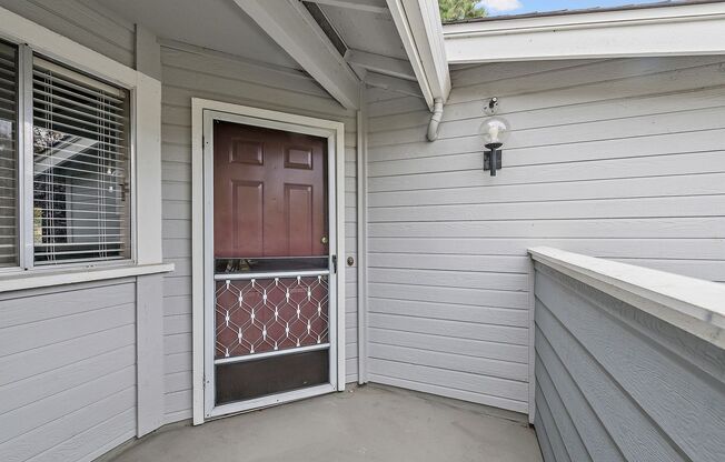 2Bd/2Bth Condo, hardwood floor, balcony, top floor