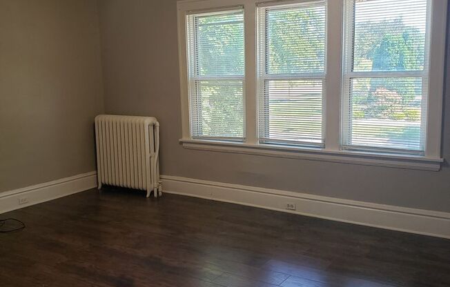 2 beds, 1 bath, $800, Unit 1