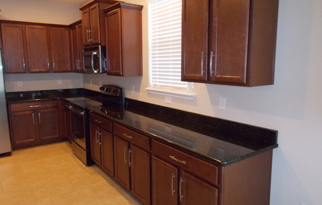 3 beds, 2 baths, $2,600, Unit Orange