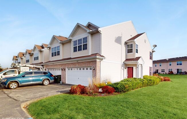 Beautiful End Unit 3 bedroom / 2.5 bath in Hampshire!