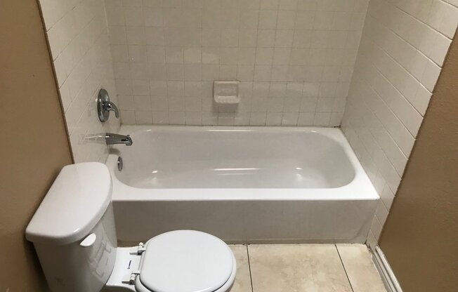 BEAUTIFUL 2 BEDS 1 1/2 BATHROOM APARTMENT PLUS 2 CAR CARPOT AVAILABLE FOR RENT