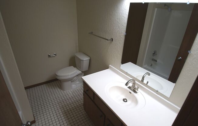 2 beds, 2 baths, 915 sqft, $1,695, Unit 318